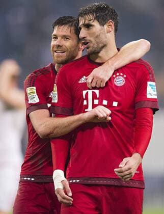 Gelsenkirchen, 21.11.2015, Veltins Arena, Fußball Schlussjubel: Xabi Alonso (FCB), Javier Martinez (FCB) FC Schalke 04 - Bayern München