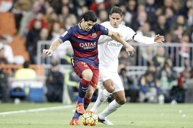 Fußball, El Clasico, Real Madrid - FC Barcelona Real Madrid s Raphael Varane (r) and FC Barcelona Barca s Luis Suarez during La Liga match. November 21,2015.  (2015112117)