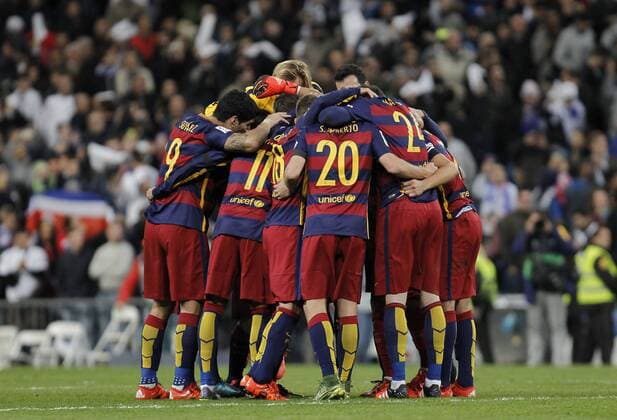 Fußball, El Clasico, Real Madrid - FC Barcelona Football match between Real Madrid and Barcelona FC (Barca) of the 2015 2016 Spanish League, held at the Santiago Bernabeu stadium, in Madrid 11 21 2015. Barcelona team celebrate after win the match 
