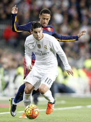 Fußball, El Clasico, Real Madrid - FC Barcelona Real Madrid s James Rodriguez (f) and FC Barcelona Barca s Neymar Santos Jr during La Liga match. November 21,2015.  (2015112113)