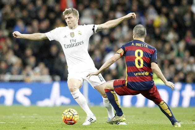 Fußball, El Clasico, Real Madrid - FC Barcelona Real Madrid s Toni Kroos (l) and FC Barcelona Barca s Andres Iniesta during La Liga match. November 21,2015.  (2015112130)
