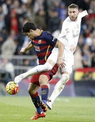 Fußball, El Clasico, Real Madrid - FC Barcelona Real Madrid s Sergio Ramos (r) and FC Barcelona Barca s Luis Suarez during La Liga match. November 21,2015.  (2015112150)