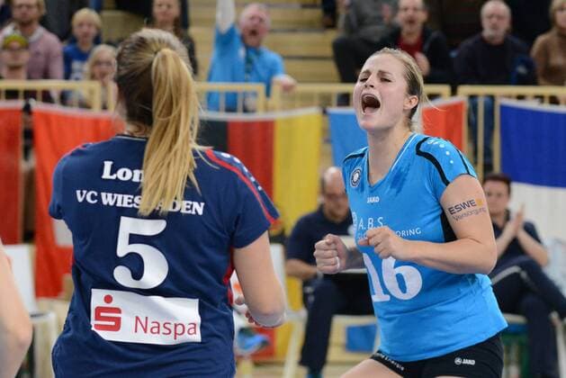 21.11.2015, xtkx, Volleyball 1.Bundesliga Damen, VC Wiesbaden - USC Münster, emspor v.l. Alyssa Longo (VC Wiesbaden), Delainey Aigner Swesey (VC Wiesbaden),