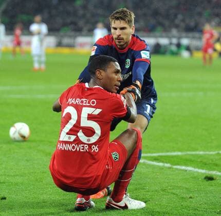 Borussia Mönchengladbach - Hannover 96 21.11.2015. Tw. Ron-Robert Zieler hilft Marcelo (beide Han 96) auf die Beine. HM