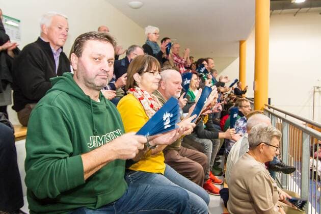 Clap for peace - Zuschauer GER, Königs Wusterhausen Bestensee, Volleyballl, 1. Bundesliga, Saison 2015 2016, Landkost-Arena, Netzhoppers KW - Berlin Recycling Volleys