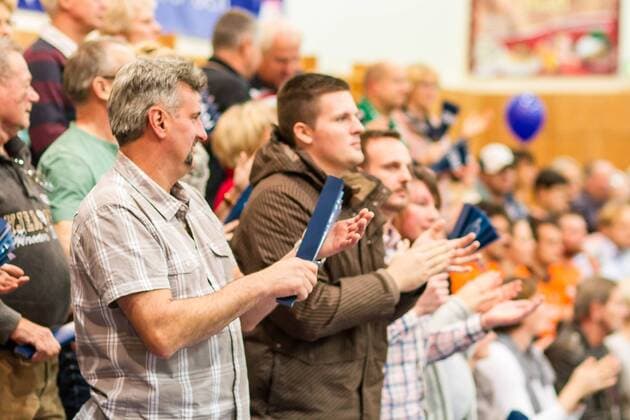 Clap for peace - Zuschauer GER, Königs Wusterhausen Bestensee, Volleyballl, 1. Bundesliga, Saison 2015 2016, Landkost-Arena, Netzhoppers KW - Berlin Recycling Volleys