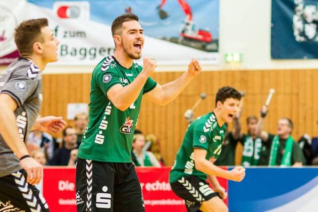 Ivaylo Ivanov (mi Netzhoppers 2) jubelt mit Theo Timmermann (re Netzhoppers 11) und Kamil Ratajczak (li Netzhoppers 10) GER, Königs Wusterhausen Bestensee, Volleyballl, 1. Bundesliga, Saison 2015 2016, Landkost-Arena, Netzhoppers KW - Berlin Recycling Volleys