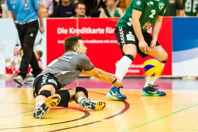 Kamil Ratajczak (netzhoppers 10) in der Annahme - Aktion GER, Königs Wusterhausen Bestensee, Volleyballl, 1. Bundesliga, Saison 2015 2016, Landkost-Arena, Netzhoppers KW - Berlin Recycling Volleys