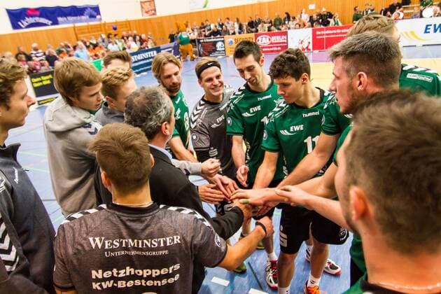Netzhoppers KW in der technischen Auszeit vlnr Nils Ehlers, Florian Hecht, Bastian Ellerkmann, Kamil Ratajczak, Trainer Mirko Culic, Manuel Rieke, Peter Iztigehl, Daniel Heinecke, Theo Timmermann, Matthias Böhme (Boehme) GER, Königs Wusterhausen Bestensee, Volleyballl, 1. Bundesliga, Saison 2015 2016, Landkost-Arena, Netzhoppers KW - Berlin Recycling Volleys