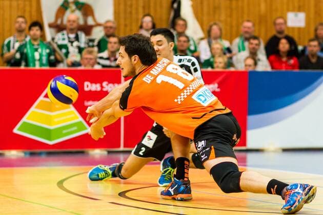 De Marchi (BR Volleys 18) in der Annahme vor Erik Shoji (BR Volleys 2)- Aktion GER, Königs Wusterhausen Bestensee, Volleyballl, 1. Bundesliga, Saison 2015 2016, Landkost-Arena, Netzhoppers KW - Berlin Recycling Volleys