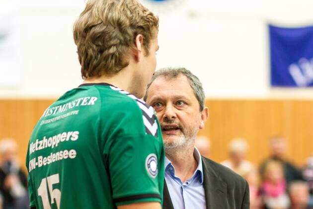 Trainer Mirko Culic (Netzhoppers) im Gespräch mit Nils Ehlers (Netzhoppers 15) GER, Königs Wusterhausen Bestensee, Volleyballl, 1. Bundesliga, Saison 2015 2016, Landkost-Arena, Netzhoppers KW - Berlin Recycling Volleys