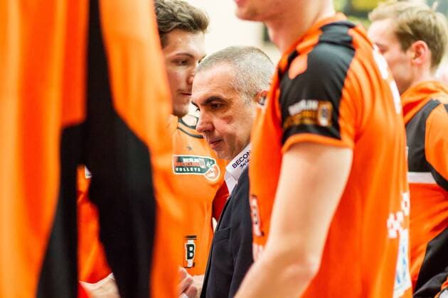 Roberto Serniotti (Trainer BR Volleys) zwischen seinen Spielern GER, Königs Wusterhausen Bestensee, Volleyballl, 1. Bundesliga, Saison 2015 2016, Landkost-Arena, Netzhoppers KW - Berlin Recycling Volleys