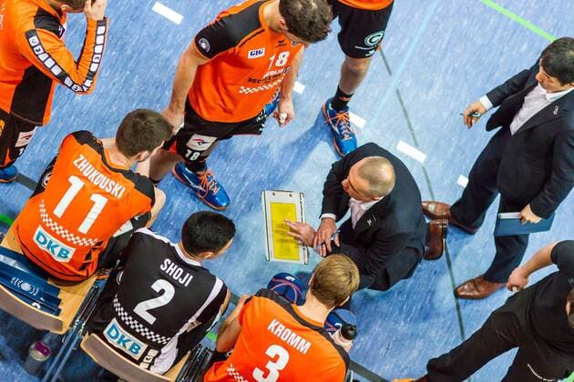 Roberto Serniotti (Trainer BR Volleys) zwischen seinen Spielern in der Auszeit vlnr Tsamifei Zhukouski 11, Erik Shoji 2. Francesco de Marchi 18, Robert Kromm 3 GER, Königs Wusterhausen Bestensee, Volleyballl, 1. Bundesliga, Saison 2015 2016, Landkost-Arena, Netzhoppers KW - Berlin Recycling Volleys