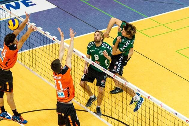 Angriff von Paul Sprung (re Netzhopppers 14, Manuel Rieke (mi Netzhoppers 13, Block von Francesco de Marchi (li BR Volleys 18) und Tsamifei Zhukouski (mi BR Volleys 11) GER, Königs Wusterhausen Bestensee, Volleyballl, 1. Bundesliga, Saison 2015 2016, Landkost-Arena, Netzhoppers KW - Berlin Recycling Volleys