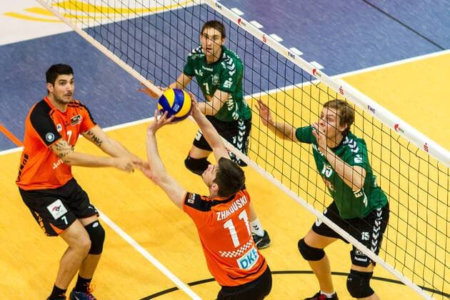 Zuspiel Tsimafei Zhukouski (BR Volleys 11), Nicolas Le Goff (BR Volleys 7), Matthias Penk (NEtzhoppers 1) und Nils Ehlers (Netzhoppers 15) GER, Königs Wusterhausen Bestensee, Volleyballl, 1. Bundesliga, Saison 2015 2016, Landkost-Arena, Netzhoppers KW - Berlin Recycling Volleys
