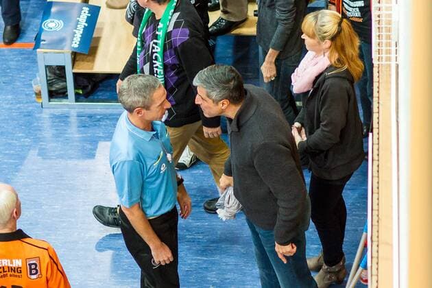 Brommert, Manfred (Berlin, 2. Schiedsrichter) im Streitgespräch mit Kaweh Niroomand (Manager BR Volleys) GER, Königs Wusterhausen Bestensee, Volleyballl, 1. Bundesliga, Saison 2015 2016, Landkost-Arena, Netzhoppers KW - Berlin Recycling Volleys