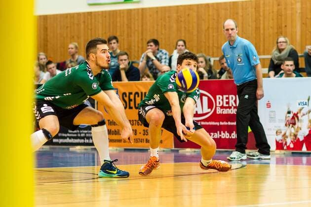 Annahme Theo Zimmermann (re Netzhoppers 11) und Ivaylo Ivanov (li Netzhoppers 2) GER, Königs Wusterhausen Bestensee, Volleyballl, 1. Bundesliga, Saison 2015 2016, Landkost-Arena, Netzhoppers KW - Berlin Recycling Volleys