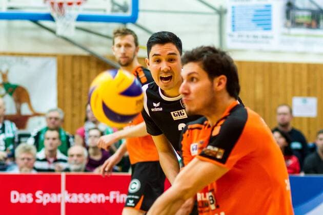 Annahme Francesco de Marchi (BR Volleys 18), Libero Erik Shoji (mi BR Volleys 2) feuert ihn an GER, Königs Wusterhausen Bestensee, Volleyballl, 1. Bundesliga, Saison 2015 2016, Landkost-Arena, Netzhoppers KW - Berlin Recycling Volleys