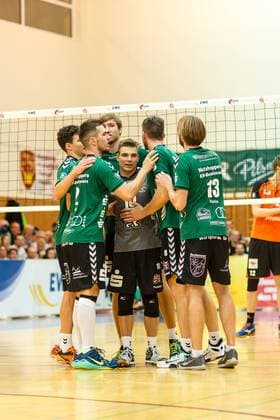 Jubel bei den Netzhoppern - Mannschaft vlnr Theo Timmermann, Ivaylo Ivanov, Paul Sprung, Kamil Ratajczak, Mathias Böhme Boehme, Manuel Rieke GER, Königs Wusterhausen Bestensee, Volleyballl, 1. Bundesliga, Saison 2015 2016, Landkost-Arena, Netzhoppers KW - Berlin Recycling Volleys
