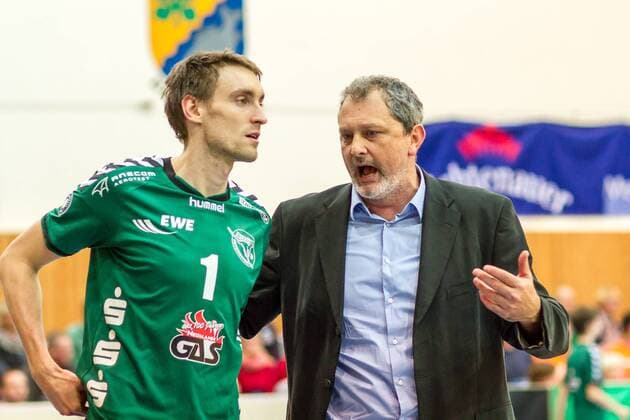 Mirko Culic (re Trainer Netzhoppers) im Gespräch mit Matthias Penk (li Netzhoppers 1) GER, Königs Wusterhausen Bestensee, Volleyballl, 1. Bundesliga, Saison 2015 2016, Landkost-Arena, Netzhoppers KW - Berlin Recycling Volleys