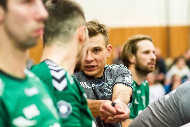 Kamil Ratajczak (mi Natzhoppers 10) auf der Auswechselbank mit Ivaylo Ivanov (li Netzhoppers 2) - Aktion GER, Königs Wusterhausen Bestensee, Volleyballl, 1. Bundesliga, Saison 2015 2016, Landkost-Arena, Netzhoppers KW - Berlin Recycling Volleys