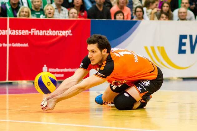 Annahme Francesco Di Marchi (BR Volleys 18) - Aktion GER, Königs Wusterhausen Bestensee, Volleyballl, 1. Bundesliga, Saison 2015 2016, Landkost-Arena, Netzhoppers KW - Berlin Recycling Volleys
