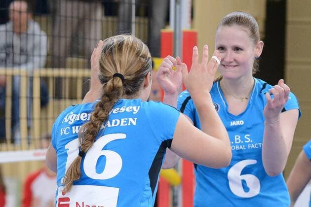 21.11.2015, xtkx, Volleyball 1.Bundesliga Damen, VC Wiesbaden - USC Münster, emspor v.l. Delainey Aigner Swesey (VC Wiesbaden), Rebecca Schaeperklaus (VC Wiesbaden),