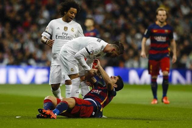 21.11.2015. Madrid, Spain. Sergio Ramos Garcia (4) Real Madrid picks up Luis Alberto Suarez Diaz (9) FC Barcelona Barca during the La Liga football match between Real Madrid and FC Barcelona at the Santiago Bernabeu stadium in Madrid, Spain, November 21, 2015. xEnriquexdexlaxFuentex  ActionPlus11683473