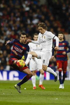 21.11.2015. Madrid, Spain. Sergio Busquets (5) FC Barcelona Barca and Luka Modric (Rea; Madrid) during the La Liga football match between Real Madrid and FC Barcelona at the Santiago Bernabeu stadium in Madrid, Spain, November 21, 2015. xEnriquexdexlaxFuentex  ActionPlus11683496