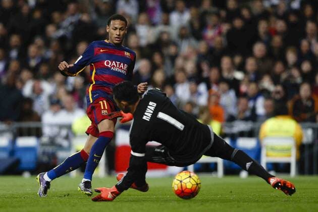 21.11.2015. Madrid, Spain. Neymar Da Silva Santos Junior (11) FC Barcelona Barca scores the goal for (0-2) past keeper Keylor Navas Gamboa (1) Real Madrid during the La Liga football match between Real Madrid and FC Barcelona at the Santiago Bernabeu stadium in Madrid, Spain, November 21, 2015. xEnriquexdexlaxFuentex  ActionPlus11683498