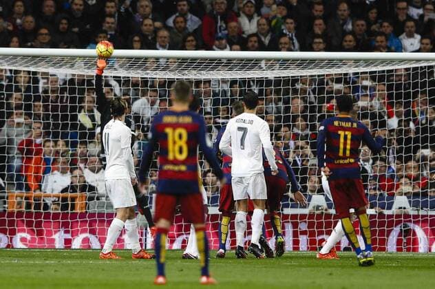 21.11.2015. Madrid, Spain. Neymar Da Silva Santos Junior (11) FC Barcelona Barca with the shot over the Real wall from a free kick containing Raphael Varane (2) Real Madrid and Cristiano Ronaldo dos Santos (7) Real Madrid and Karim Benzema (9) Real Madrid with Gareth Bale (11) Real Madrid during the La Liga football match between Real Madrid and FC Barcelona at the Santiago Bernabeu stadium in Madrid, Spain, November 21, 2015. xEnriquexdexlaxFuentex  ActionPlus11683512