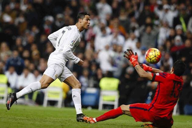21.11.2015. Madrid, Spain. Cristiano Ronaldo dos Santos (7) Real Madrid sees his attempt saved by keeper Claudio Bravo (13) FC Barcelona Barca s player during the La Liga football match between Real Madrid and FC Barcelona at the Santiago Bernabeu stadium in Madrid, Spain, November 21, 2015. xEnriquexdexlaxFuentex  ActionPlus11683523