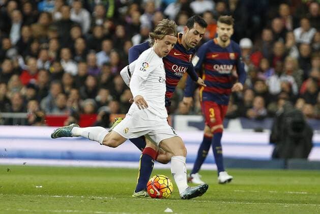 Real Madrid s Luka Modric (L) and Barcelona s Sergio Busquets during 2015-16 La Liga match between Real Madrid and Barcelona at Santiago Bernabeu stadium in Madrid, Spain. November 21, 2015.  (20151121016)