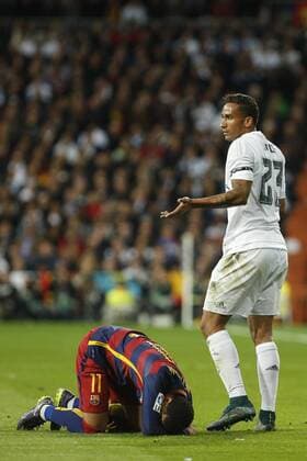 Real Madrid s Danilo and Barcelona s Neymar Jr during 2015-16 La Liga match between Real Madrid and Barcelona at Santiago Bernabeu stadium in Madrid, Spain. November 21, 2015.  (20151121035)