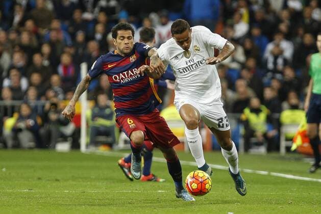 Real Madrid s Danilo (R) and Barcelona s Dani Alves during 2015-16 La Liga match between Real Madrid and Barcelona at Santiago Bernabeu stadium in Madrid, Spain. November 21, 2015.  (20151121086)
