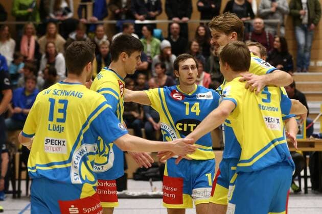 21.11.2015 - Volleyball - 2. Bundesliga Süd Männer - Saison 2015 2016 - SV Schwaig - TGM Mainz-Gonsenheim - MaWi - Perica Stanic (16, SV Schwaig, links) Tobias Prucker (14, SV Schwaig, mitte) Marko Knauer (7, SV Schwaig, rechts) und Team