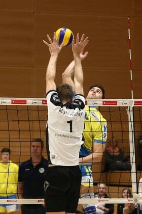 21.11.2015 - Volleyball - 2. Bundesliga Süd Männer - Saison 2015 2016 - SV Schwaig - TGM Mainz-Gonsenheim - MaWi - Frank Manenschijn (1, TGM Mainz-Gonsenheim, links) Perica Stanic (16, SV Schwaig, rechts)