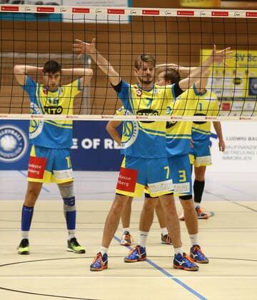 21.11.2015 - Volleyball - 2. Bundesliga Süd Männer - Saison 2015 2016 - SV Schwaig - TGM Mainz-Gonsenheim - MaWi - Perica Stanic (16, SV Schwaig, links) Marko Knauer (7, SV Schwaig, mitte) Tim Rosenow (3, SV Schwaig, rechts) - Sichtblock