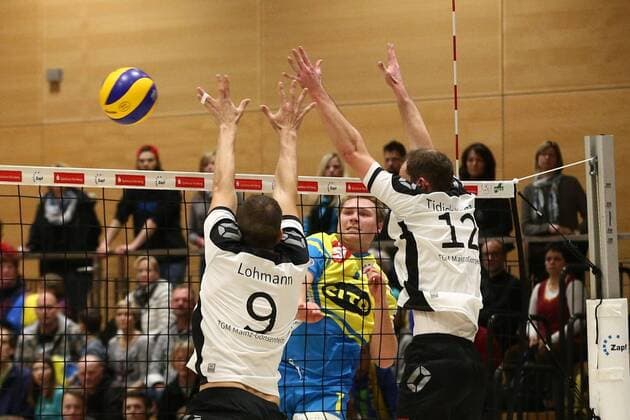 21.11.2015 - Volleyball - 2. Bundesliga Süd Männer - Saison 2015 2016 - SV Schwaig - TGM Mainz-Gonsenheim - MaWi - Manuel Lohmann (9, TGM Mainz-Gonsenheim, links) Yannick Klement (1, SV Schwaig, mitte) Torben Tidick-Wagner (12, TGM Mainz-Gonsenheim, rechts)