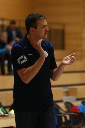 21.11.2015 - Volleyball - 2. Bundesliga Süd Männer - Saison 2015 2016 - SV Schwaig - TGM Mainz-Gonsenheim - MaWi - Michael Raddatz (Trainer SV Schwaig) - klatscht Einzelbild
