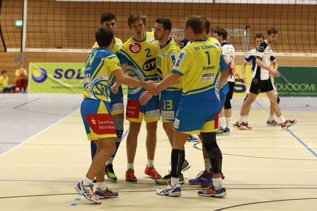 21.11.2015 - Volleyball - 2. Bundesliga Süd Männer - Saison 2015 2016 - SV Schwaig - TGM Mainz-Gonsenheim - MaWi - Janis Späth Spaeth (2, SV Schwaig, links) Wichard Lüdje Luedje (13, SV Schwaig, mitte) und Team - jubeln Jubel Freude