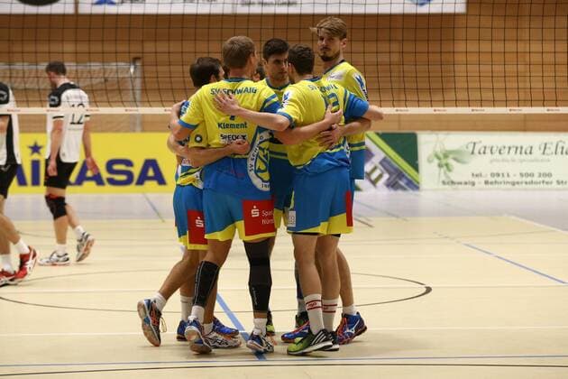 21.11.2015 - Volleyball - 2. Bundesliga Süd Männer - Saison 2015 2016 - SV Schwaig - TGM Mainz-Gonsenheim - MaWi - Perica Stanic (16, SV Schwaig, mitte) Marko Knauer (7, SV Schwaig, rechts) und Team - jubeln Jubel Freude