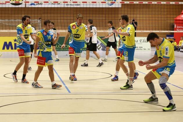 21.11.2015 - Volleyball - 2. Bundesliga Süd Männer - Saison 2015 2016 - SV Schwaig - TGM Mainz-Gonsenheim - MaWi - v.l.n.r.: Christian Schwabe (8, SV Schwaig), Tobias Prucker (14, SV Schwaig), Marko Knauer (7, SV Schwaig), Perica Stanic (16, SV Schwaig) - jubeln Jubel Freude
