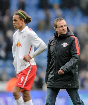 21. November 2015: Bielefeld, Schueco Arena: Fussball 2. Bundesliga: DSC Arminia Bielefeld - RB Leipzig: Leipzigs Trainer Ralf Rangnick mit Yussuf Poulsen.