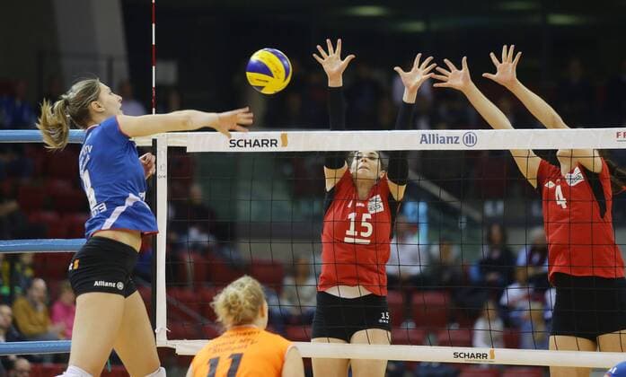 Stuttgart , Volleyball Bundesliga Allianz MTV Stuttgart vs. Rote Raben Vilsbiburg , von links: Kaja Grobelna ( Stuttgart ) Mona Elwassimy Nikol Sajdova ( Vilsi )