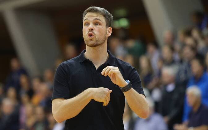 Stuttgart , Volleyball Bundesliga Allianz MTV Stuttgart vs. Rote Raben Vilsbiburg , Trainer Jonas Kronseder ( Vilsi )