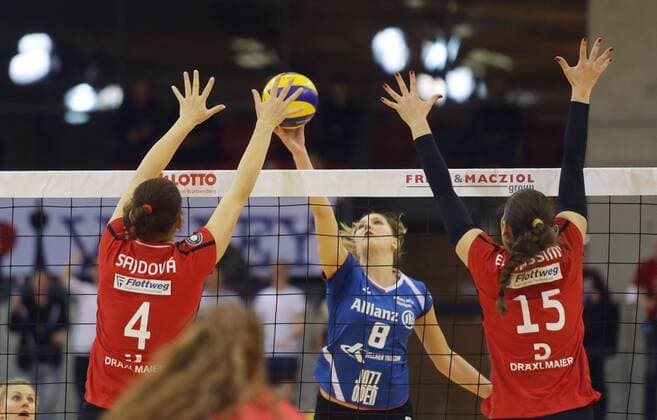 Stuttgart , Volleyball Bundesliga Allianz MTV Stuttgart vs. Rote Raben Vilsbiburg , von links: Nikol Sajdova ( Vilsi ) Kaja Grobelna ( Allianz ) Mona Elwassimy ( Vilsi )