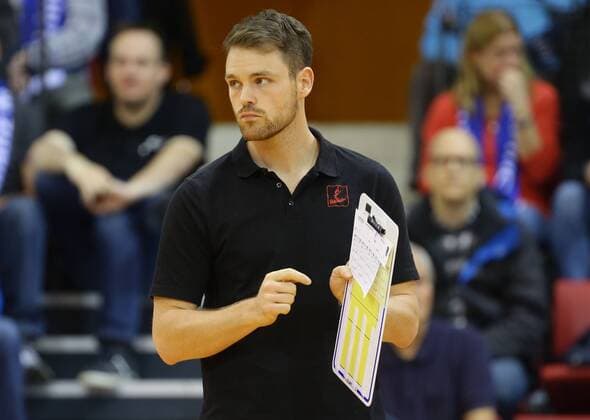 Stuttgart , Volleyball Bundesliga Allianz MTV Stuttgart vs. Rote Raben Vilsbiburg , Trainer Jonas Kronseder ( Vilsi )