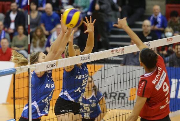 Stuttgart , Volleyball Bundesliga Allianz MTV Stuttgart vs. Rote Raben Vilsbiburg , von links: Kaja Grobelna Nichole Lindow ( Allianz ) Roslandy Acosta ( Vilsi )