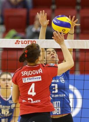 Stuttgart , Volleyball Bundesliga Allianz MTV Stuttgart vs. Rote Raben Vilsbiburg , von links: Nikol Sajdova ( Vilsi ) Micheli Pissinato Tomizeli ( Allianz )